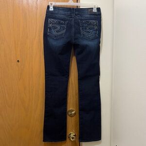 EUC 28x33 Suki 17in Silver Jeans Co Dark Blue Jeans